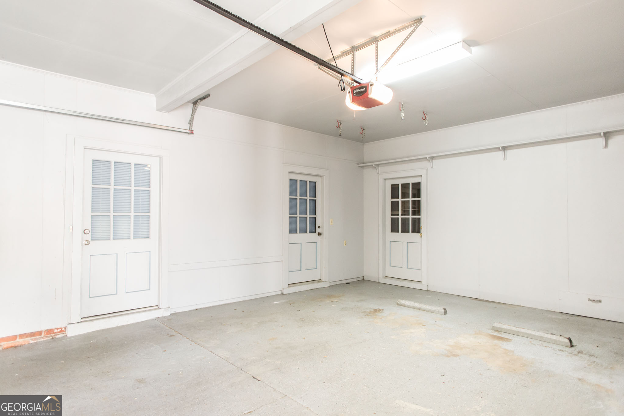 402 Preston Street Waycross, GA 31501 - Photo 38 of 43 an empty room with windows