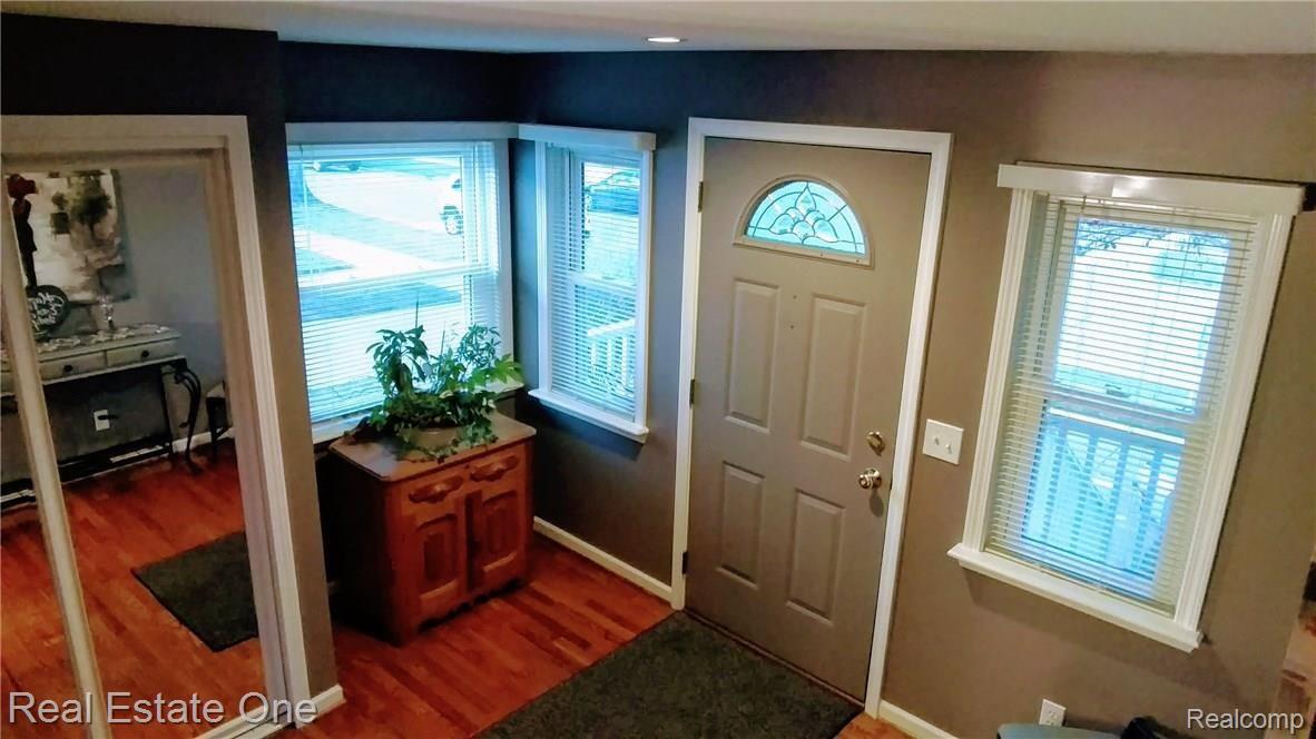 3249 Wakefield Road Berkley, MI 48072 - Photo 5 of 44 Formal foyer/entry