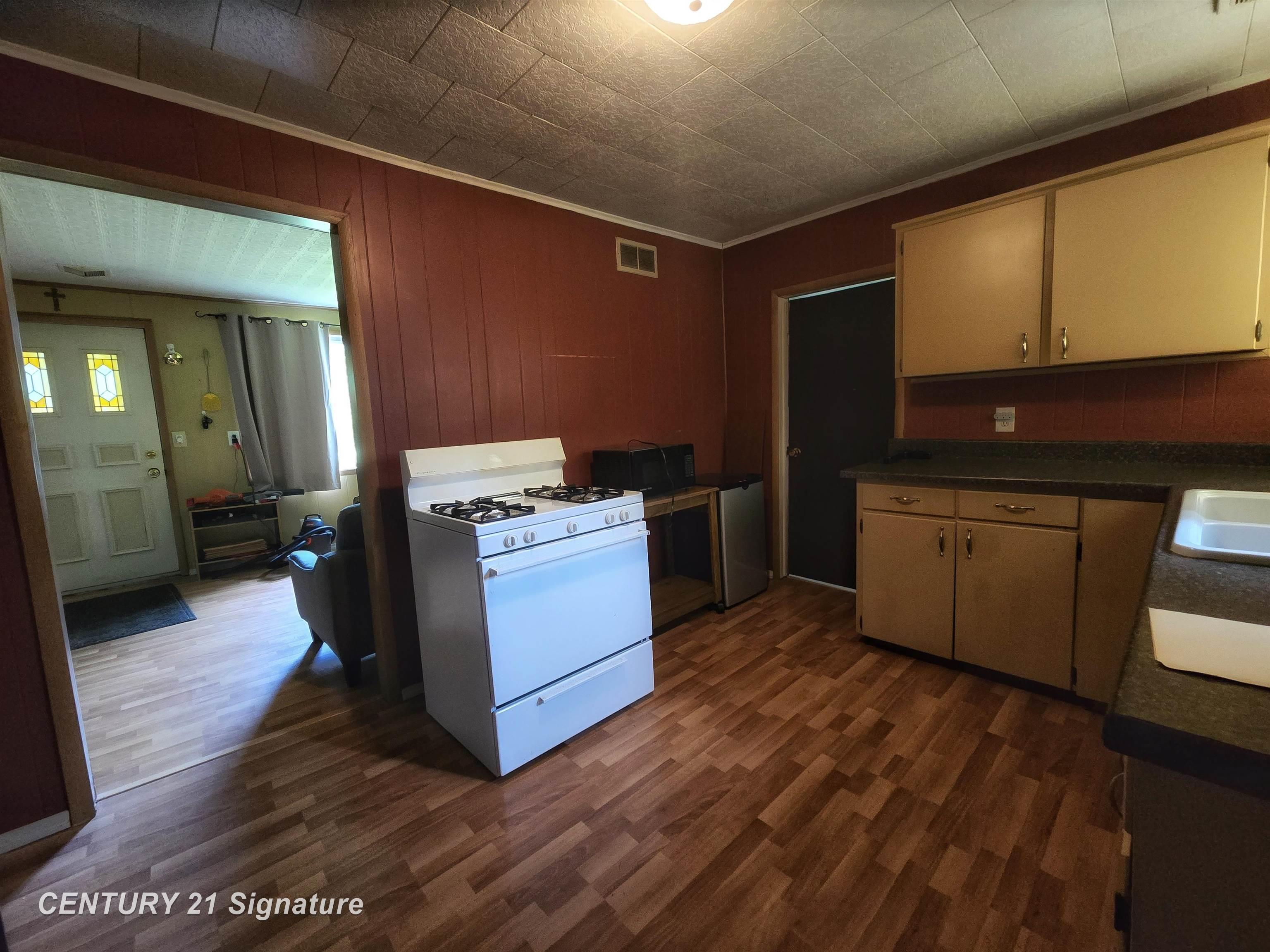 1677 Huntington Road Saginaw, MI 48601 - Photo 10 of 25 50145824-ae8570cd-ebf5-497a-be72-236c1be37d64.JPG
