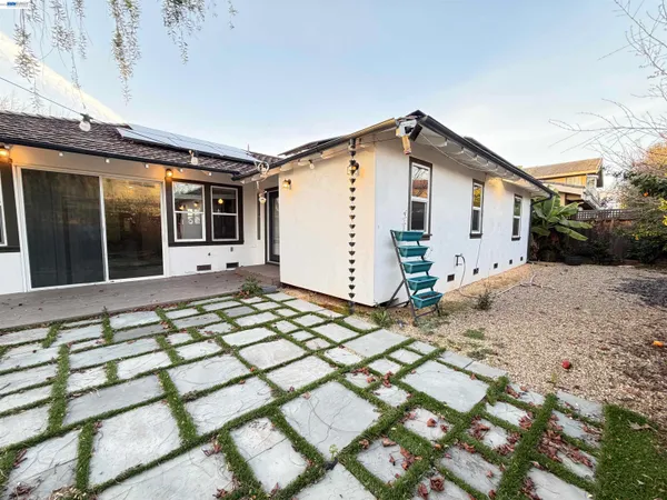 a view of a house with a backyard