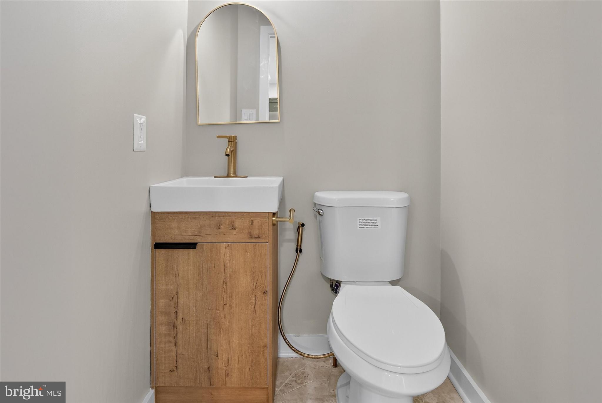 10502 Oronoco Lane Manassas, VA 20109 - Photo 25 of 37 a bathroom with a toilet a sink and mirror