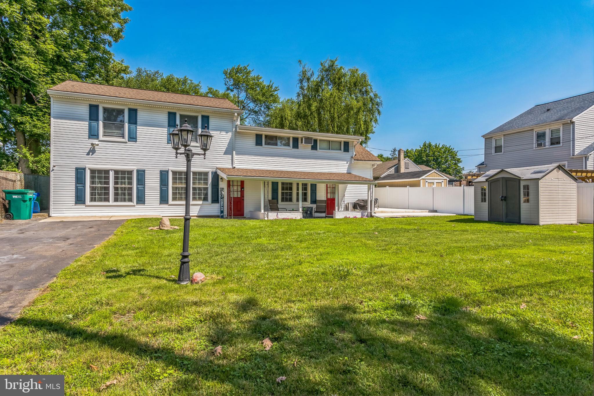 a view of house with a yard