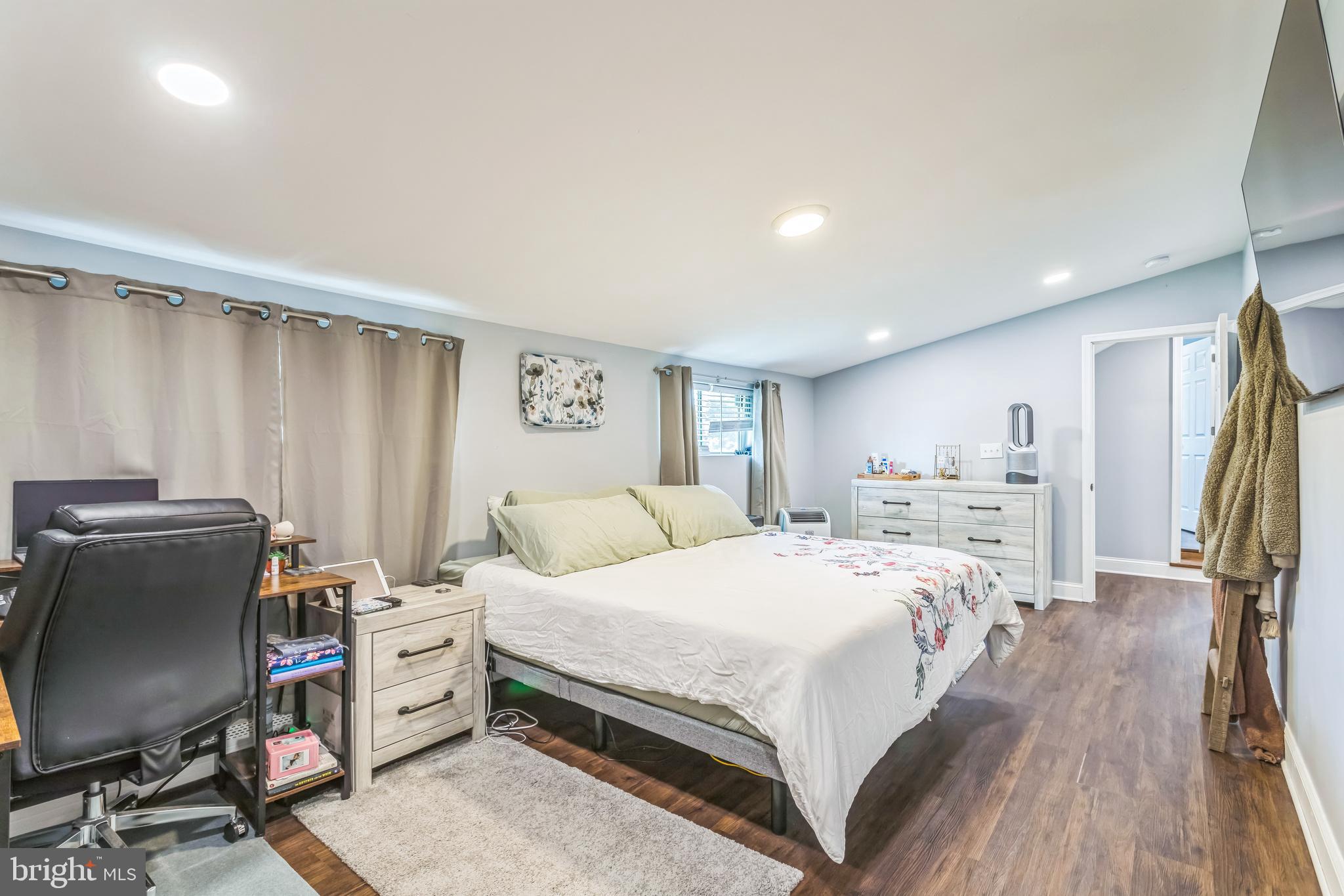 414 Delaware Avenue Croydon, PA 19021 - Photo 20 of 34 a bedroom with a bed and a chair