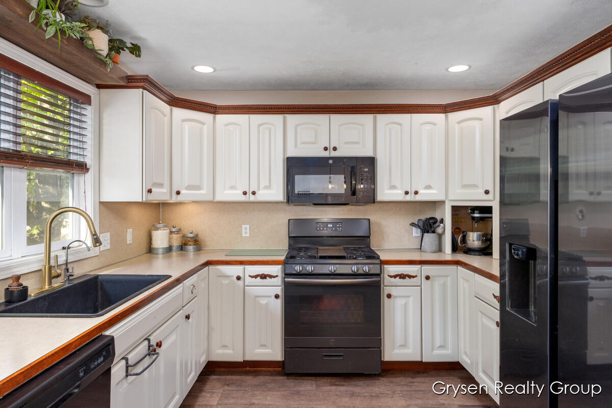 8650 Belding Road Northeast Rockford, MI 49341 - Photo 12 of 43 IMG_1013