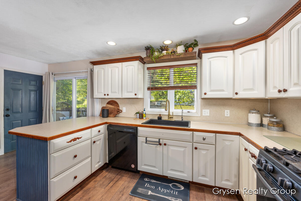 8650 Belding Road Northeast Rockford, MI 49341 - Photo 13 of 43 IMG_1014