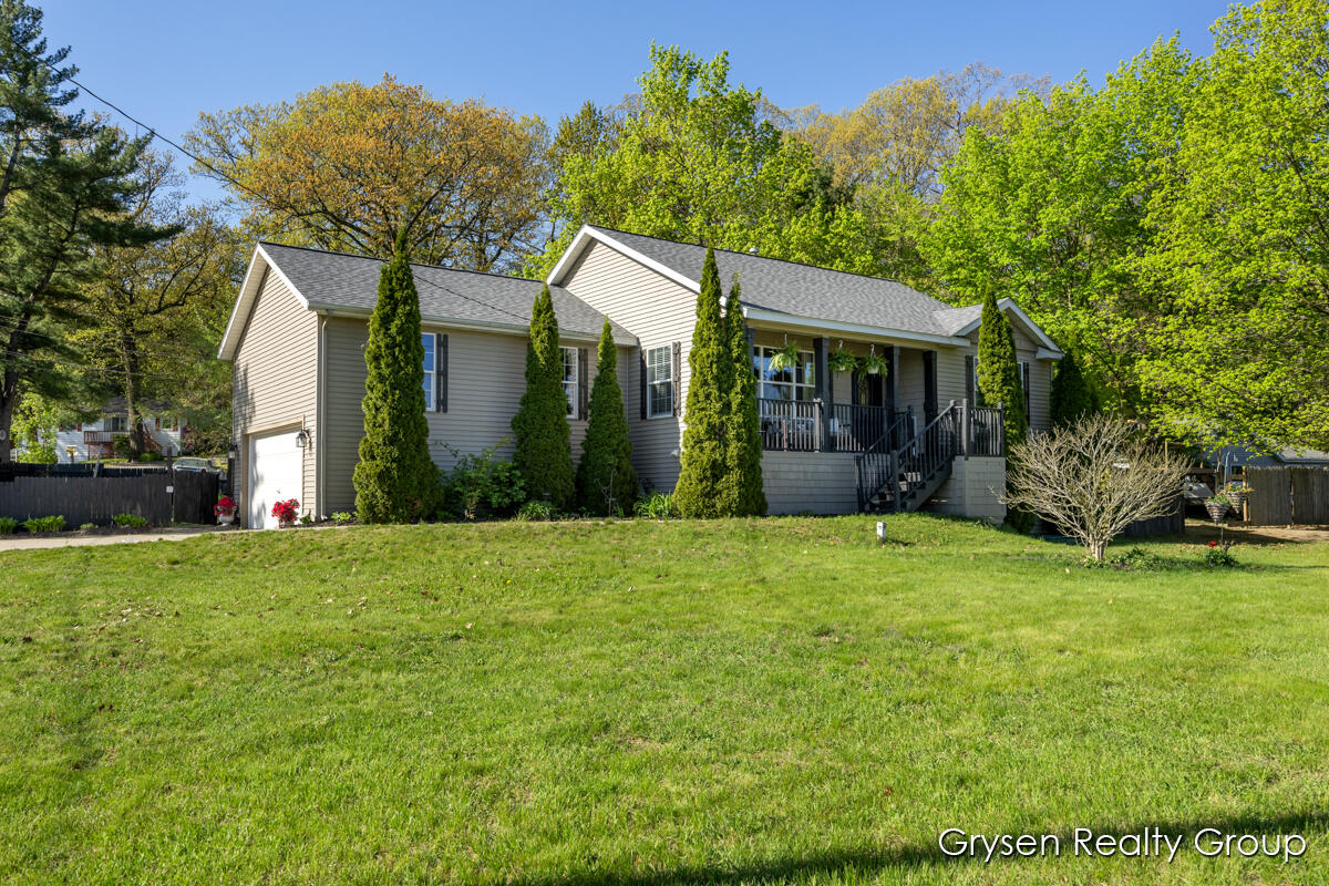 8650 Belding Road Northeast Rockford, MI 49341 - Photo 2 of 43 IMG_1004