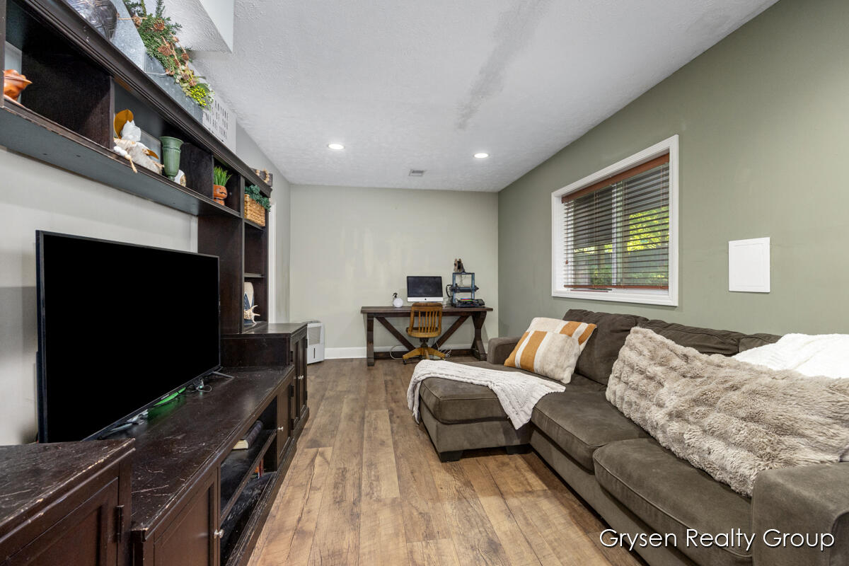 8650 Belding Road Northeast Rockford, MI 49341 - Photo 21 of 43 IMG_1022