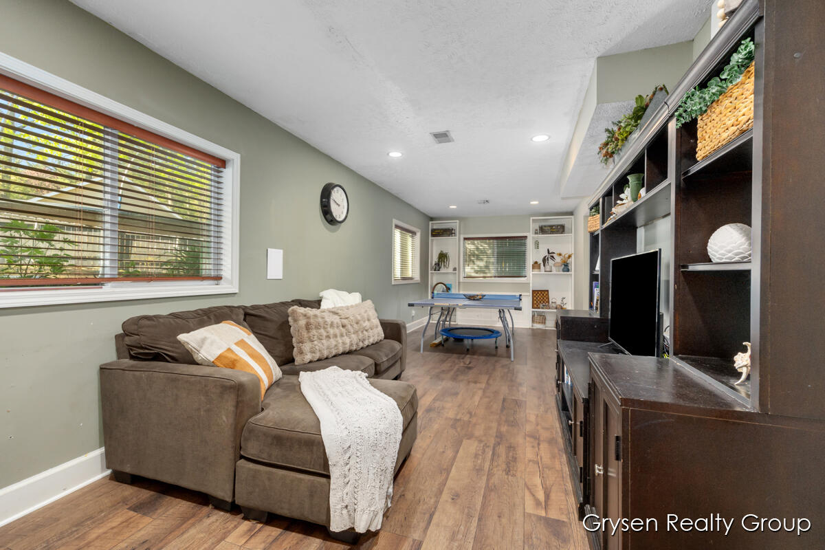 8650 Belding Road Northeast Rockford, MI 49341 - Photo 22 of 43 IMG_1023