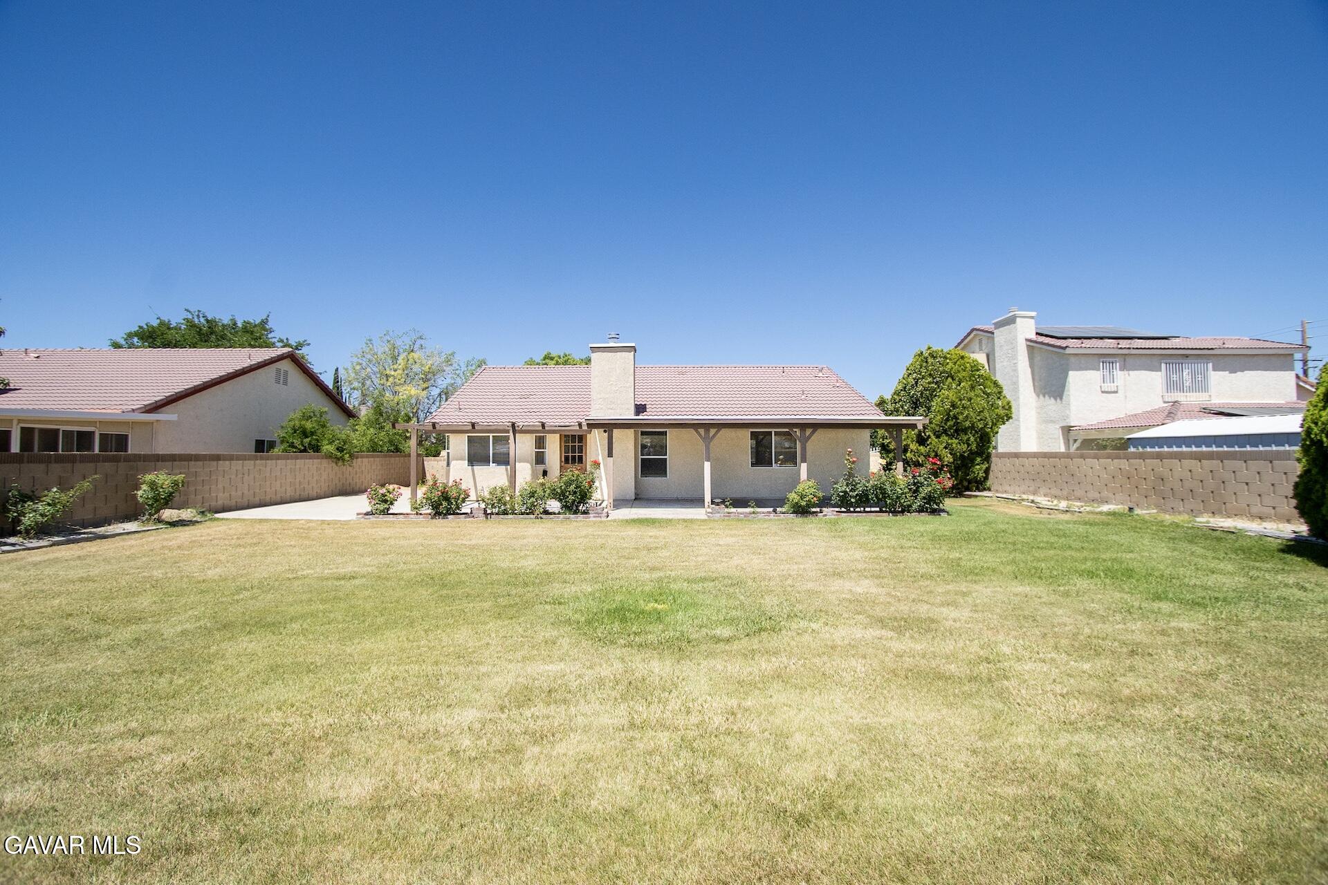 44318 33rd Street West Lancaster, CA 93536 - Photo 5 of 29 a front view of a house with a garden