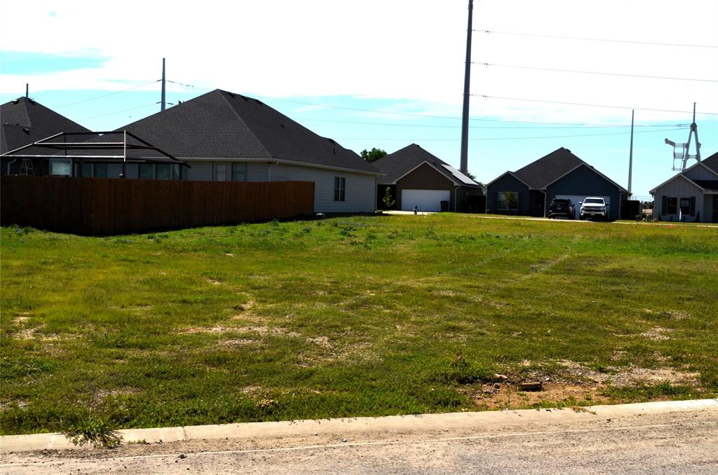 321 Preston Road Mabank, TX 75147 - Photo 3 of 5 a house view with a garden space