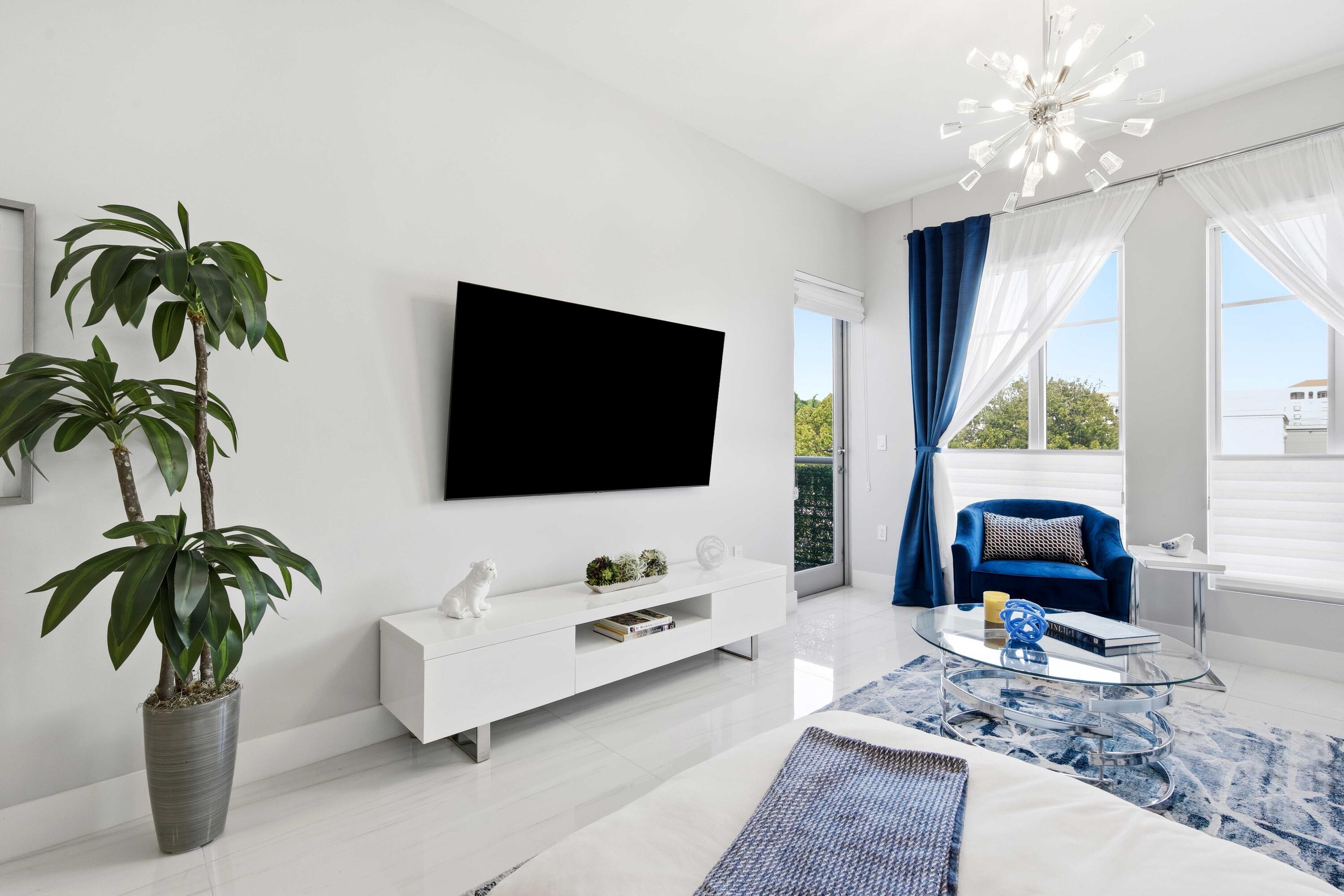 155 East Boca Raton Road, Unit 313 Boca Raton, FL 33432 - Photo 20 of 72 a living room with furniture and a potted plant