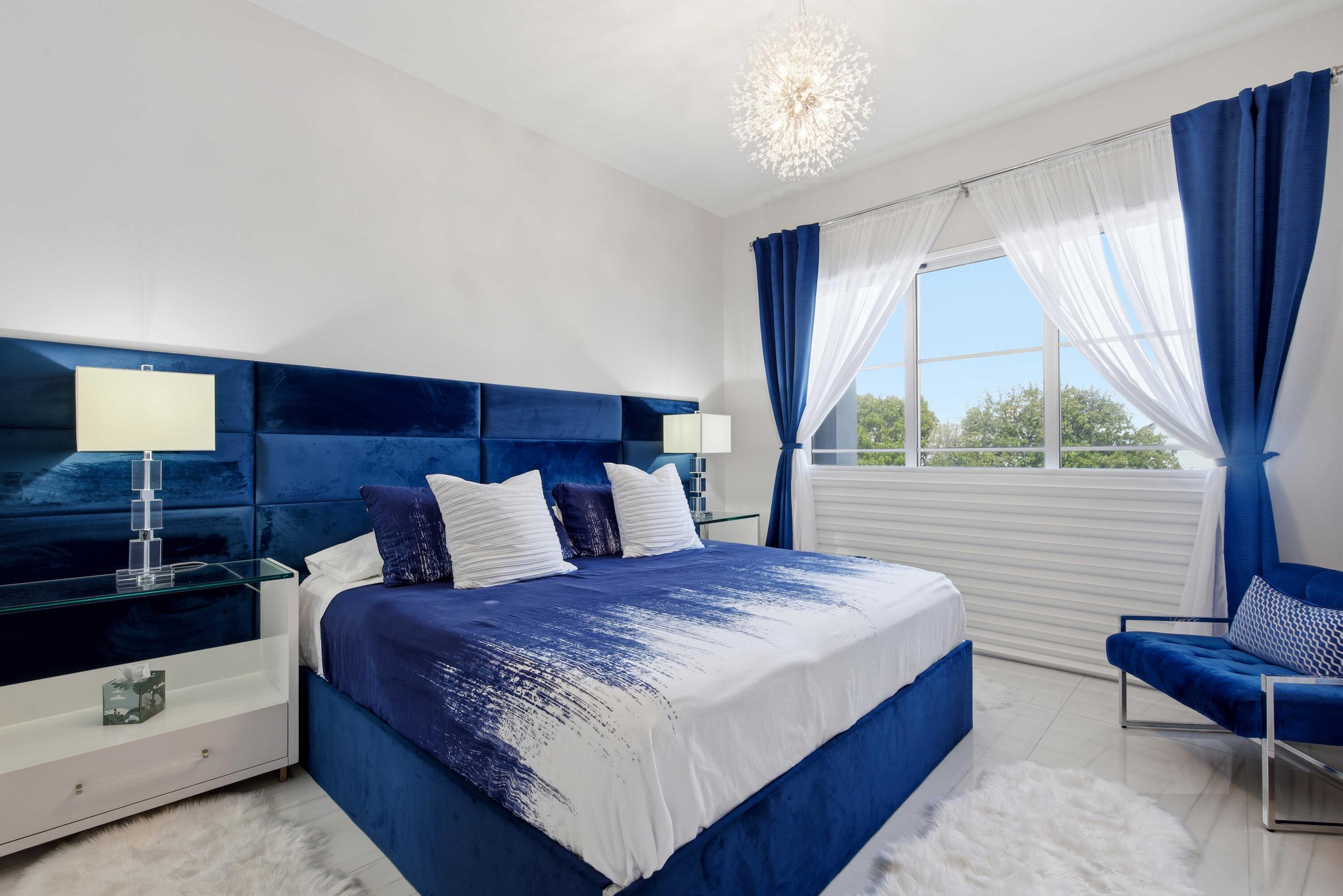 155 East Boca Raton Road, Unit 313 Boca Raton, FL 33432 - Photo 30 of 72 a bedroom with a large bed and a window