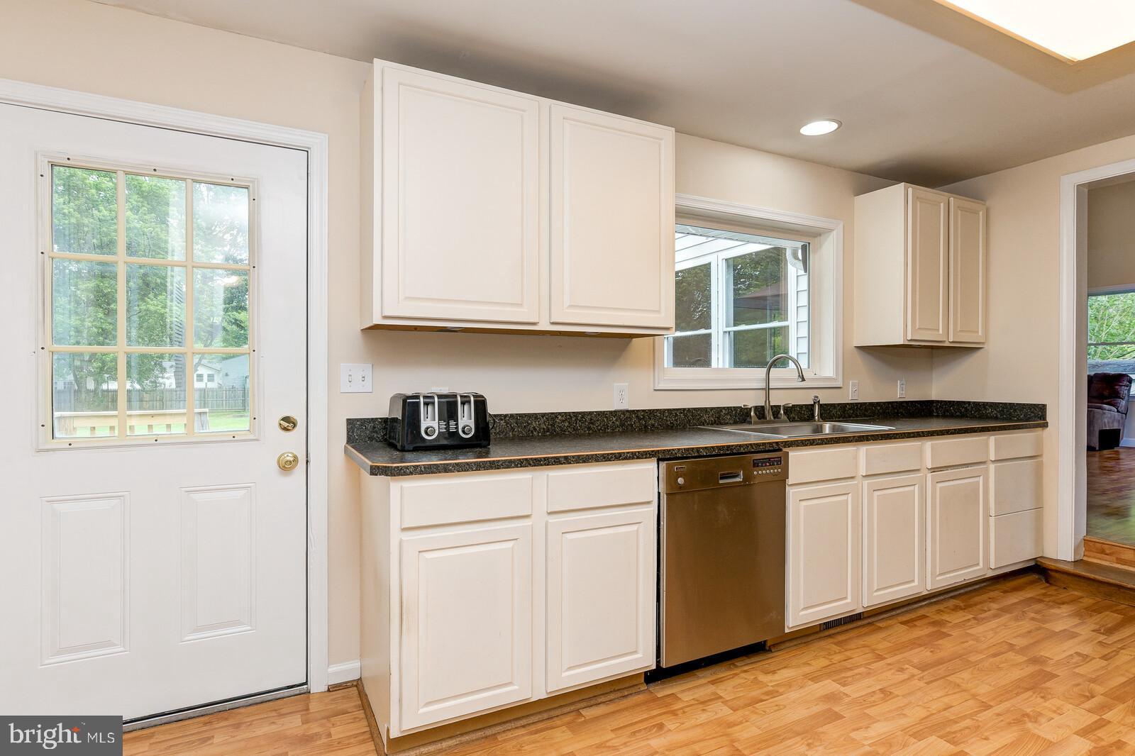 110 Valley View Avenue Edgewater, MD 21037 - Photo 14 of 25 Plenty of counter top and cabinet space