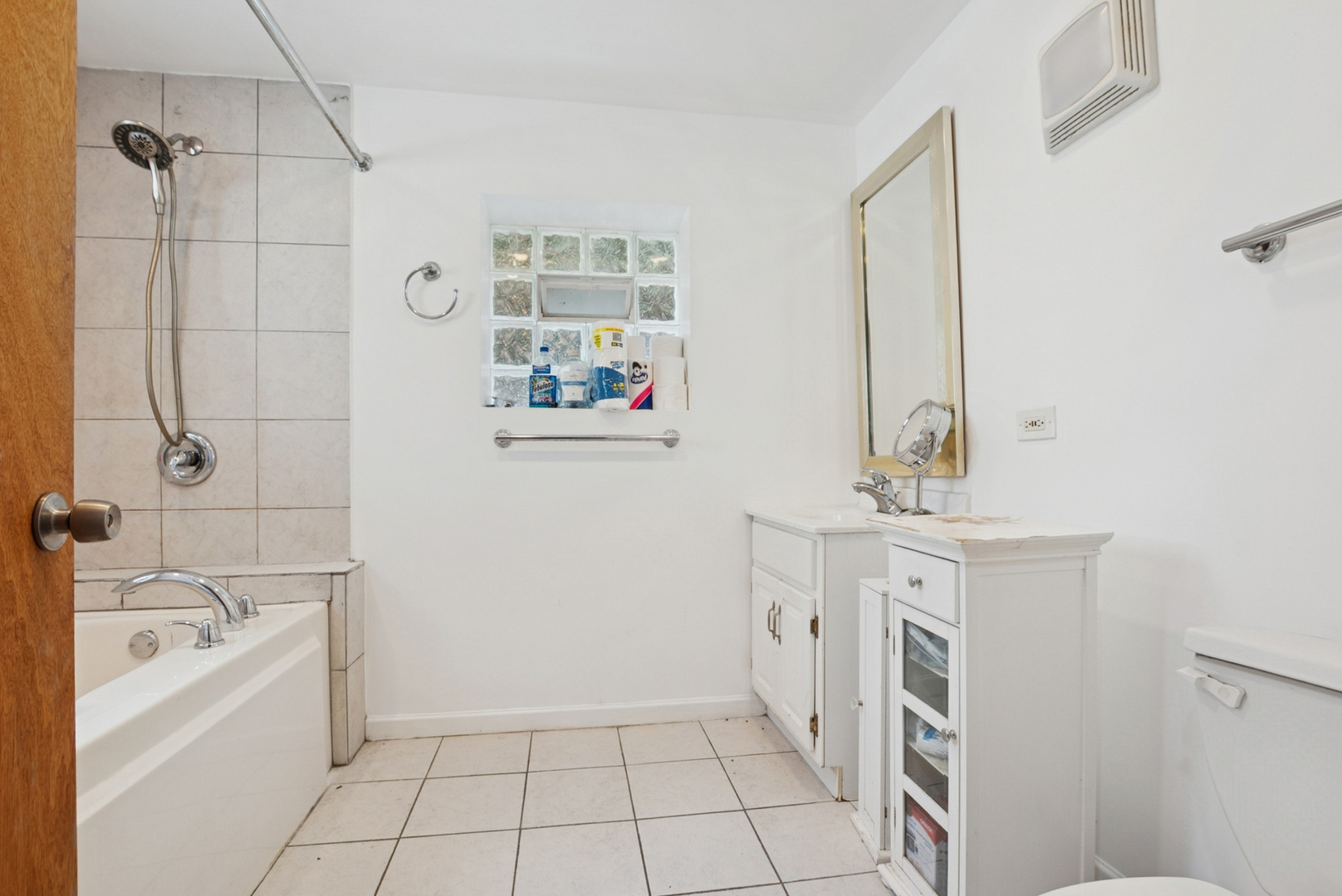 8040 South May Street Chicago, IL 60620 - Photo 18 of 23 a bathroom with a bathtub sink and mirror