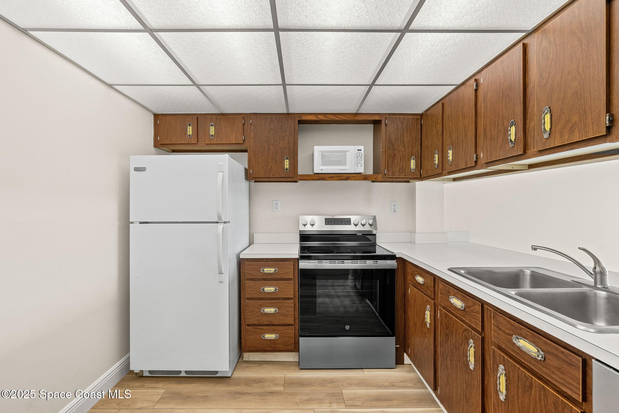 2727 North Wickham Road, Unit 2028 Melbourne, FL 32935 - Photo 9 of 31 Kitchen