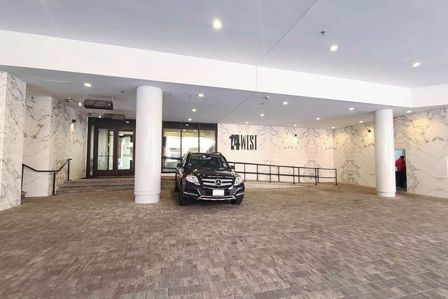 $800,000 | 14 West Broadway, Unit 304, Boston, MA 02127