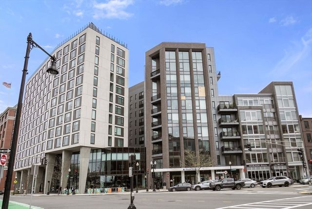 $800,000 | 14 West Broadway, Unit 304, Boston, MA 02127