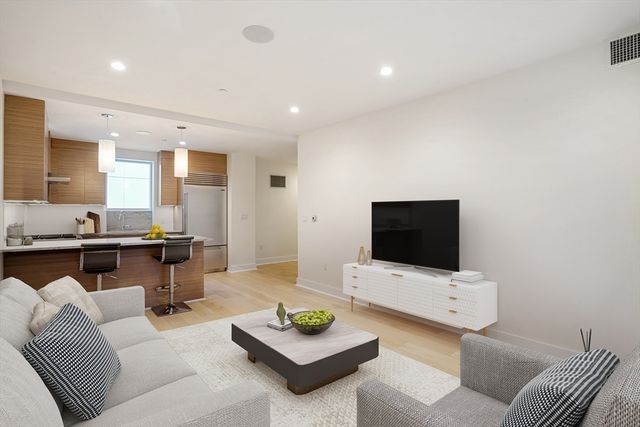 $800,000 | 14 West Broadway, Unit 304, Boston, MA 02127