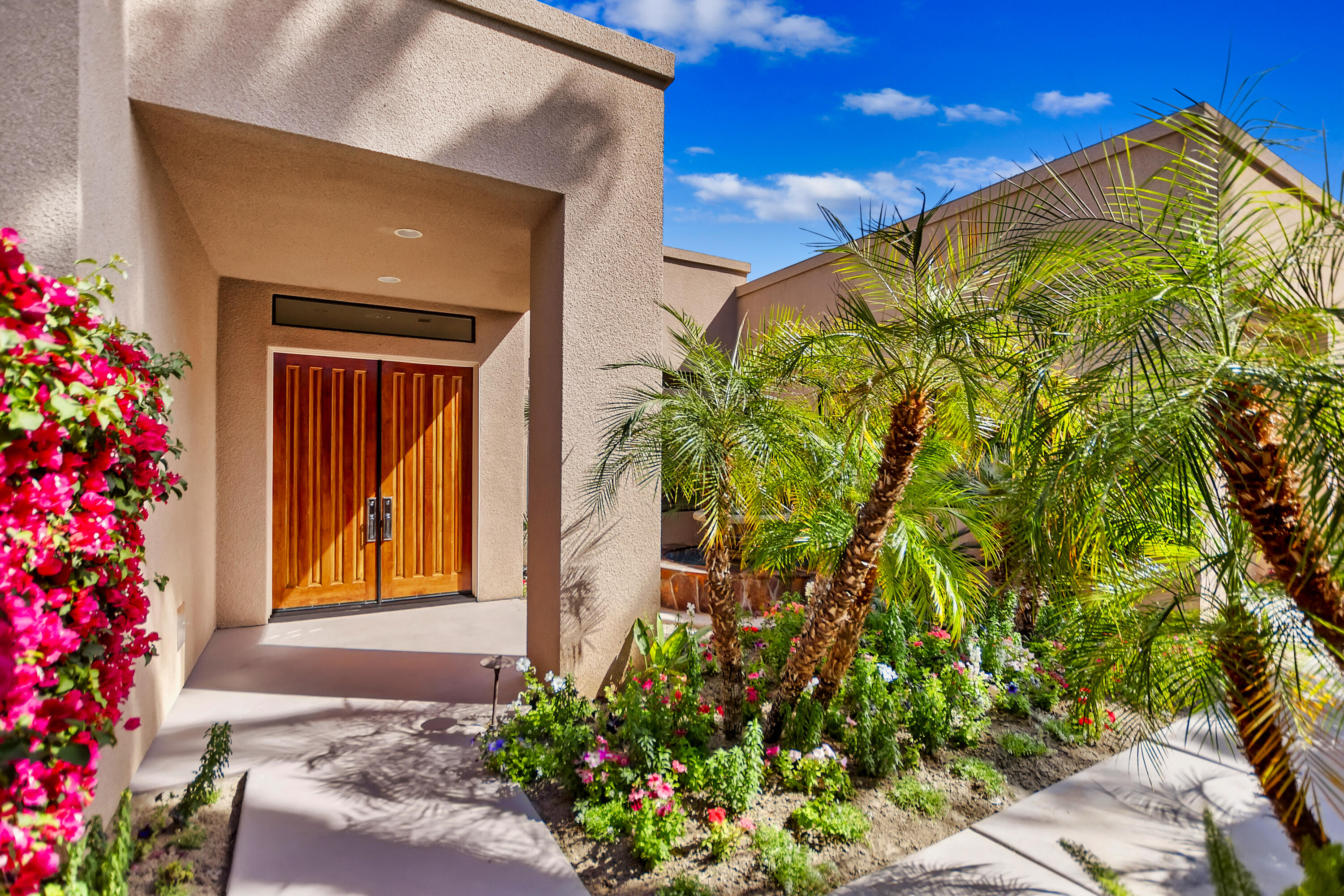 55650 Cherry Hills Drive La Quinta, CA 92253 - Photo 4 of 66 004_Courtyard