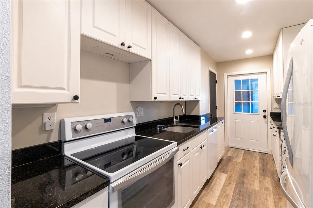 3018 19th Place Southwest Largo, FL 33774 - Photo 9 of 31