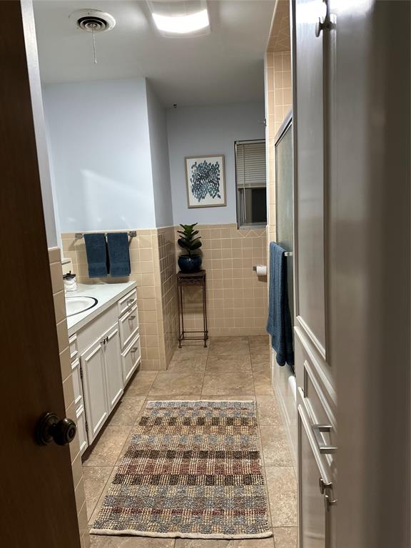 405 North Elm Street Comanche, TX 76442 - Photo 16 of 30 Master Bathroom