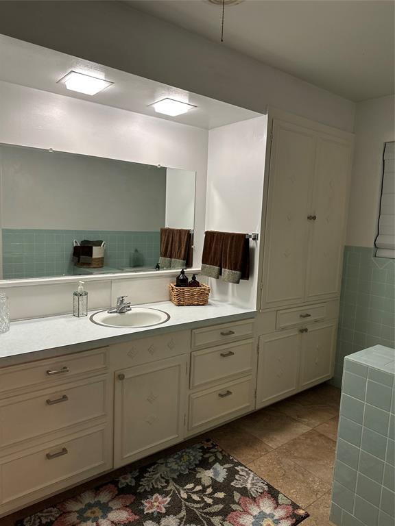 405 North Elm Street Comanche, TX 76442 - Photo 18 of 30 Master Bathroom