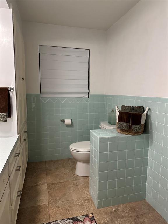 405 North Elm Street Comanche, TX 76442 - Photo 19 of 30 Master Bathroom