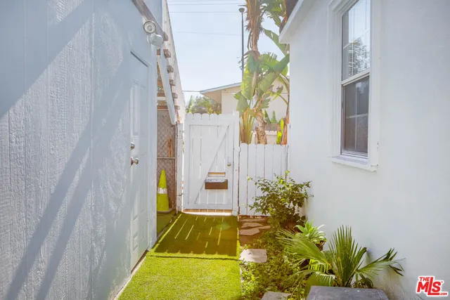 a view of back yard of the house