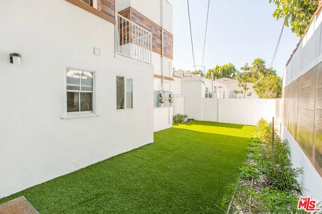 a view of back yard of the house