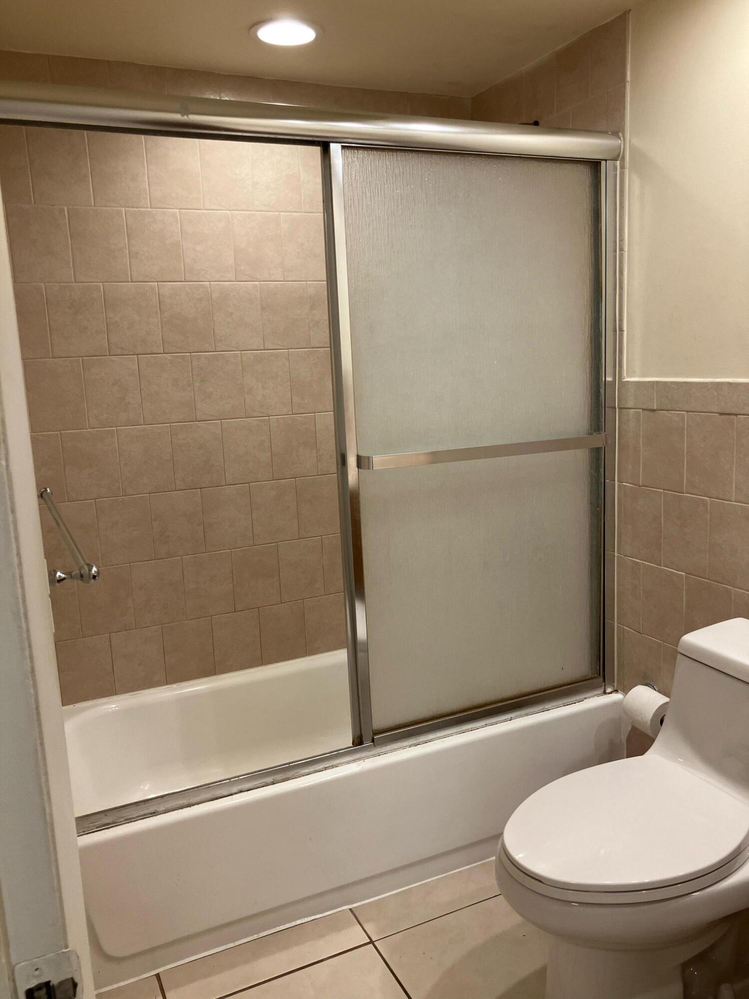 470 Northwest 20th Street, Unit 1110 Boca Raton, FL 33431 - Photo 11 of 14 2nd Bathroom