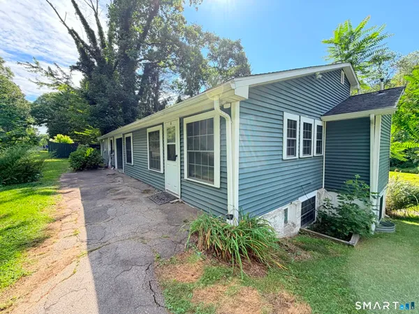 $2,800 | 183 Sugar Street, Unit A, Newtown, CT 06470