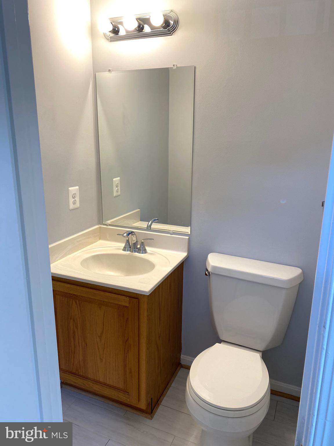 8081 Barcarole Court Springfield, VA 22153 - Photo 10 of 64 a bathroom with a toilet a sink and mirror