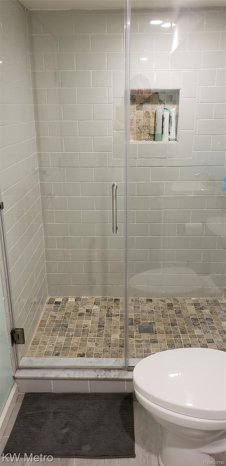 744 Dressler Lane Rochester, MI 48307 - Photo 31 of 38 Full Bathroom in Basement