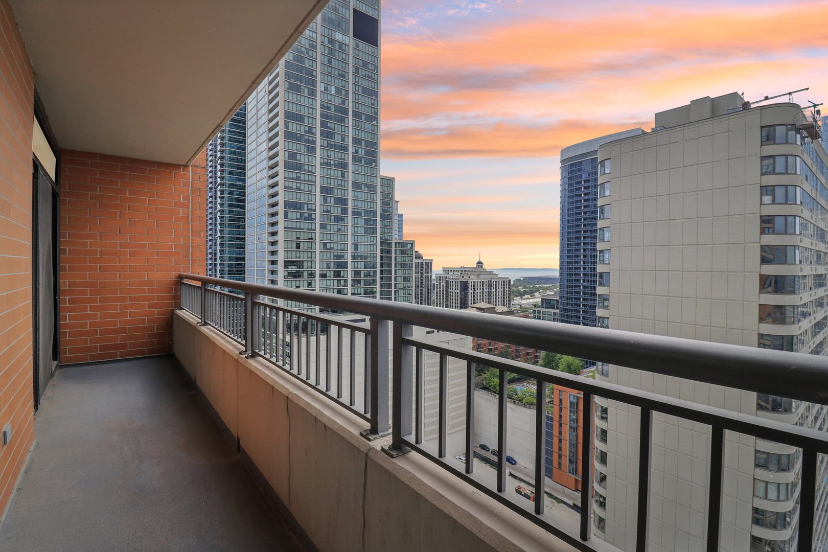 1160 South Michigan Avenue, Unit 2502 Chicago, IL 60605 - Photo 34 of 44 a balcony with city view