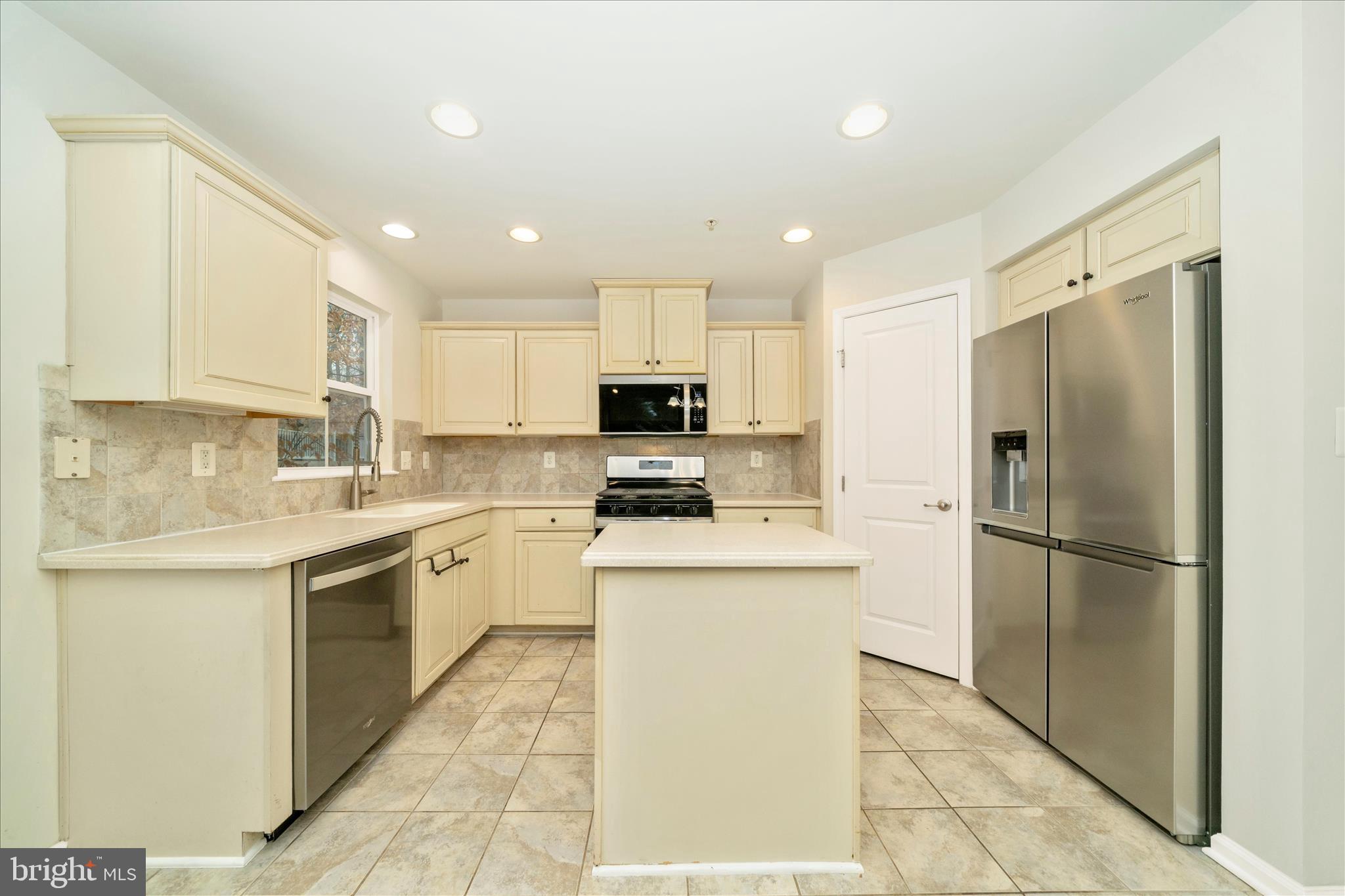 7014 Linden Avenue Elkridge, MD 21075 - Photo 17 of 42 a kitchen with a sink a refrigerator and a oven
