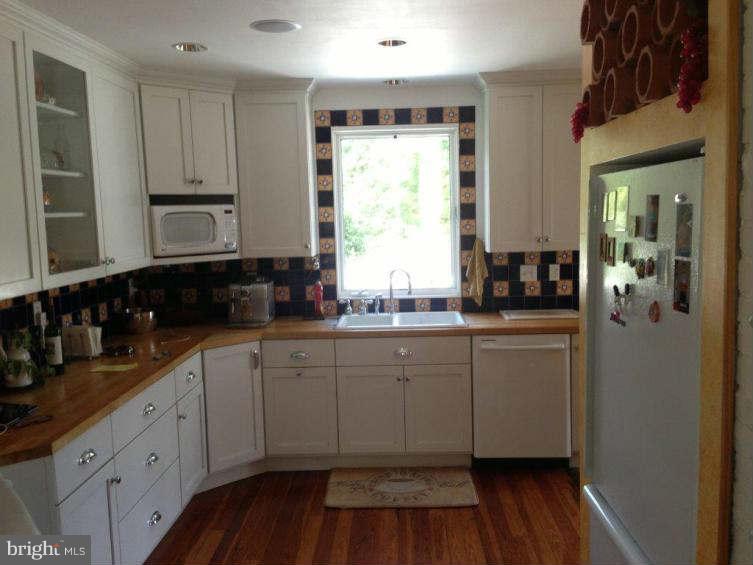 338 River Road Arnold, MD 21012 - Photo 2 of 25 Kitchen