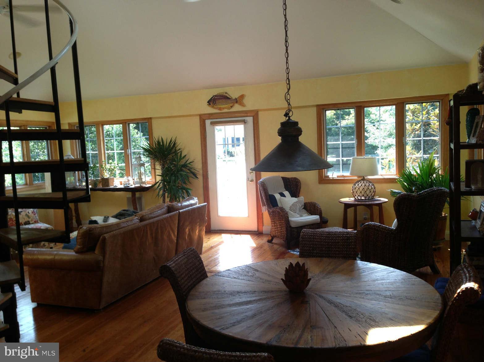338 River Road Arnold, MD 21012 - Photo 3 of 25 Living Room / Dining Room