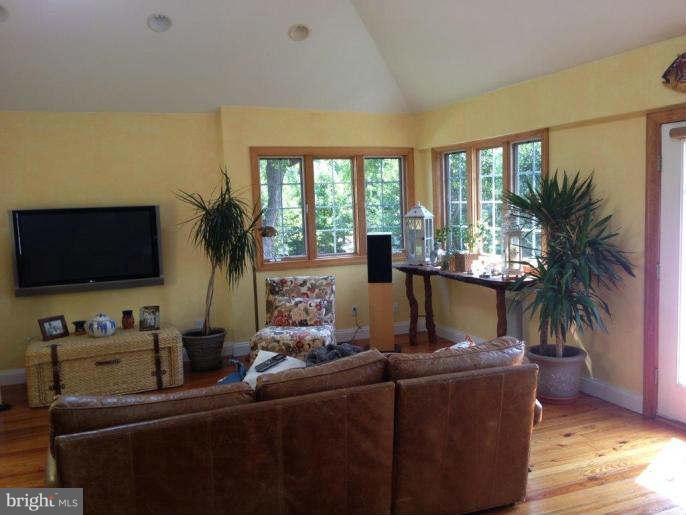 338 River Road Arnold, MD 21012 - Photo 5 of 25 Living Room