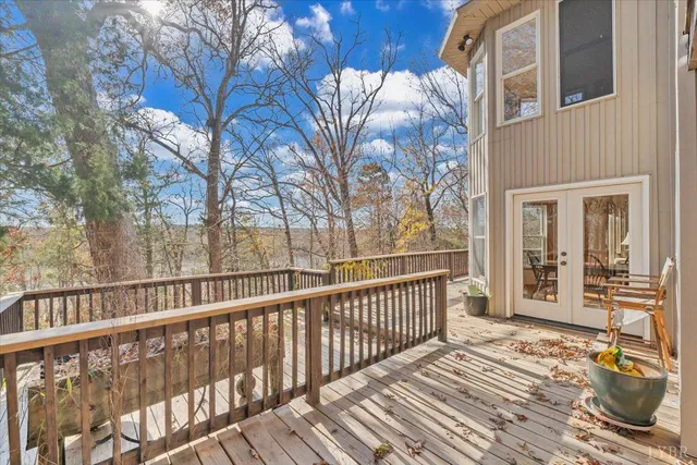 a view of a lake with houses covered with trees
