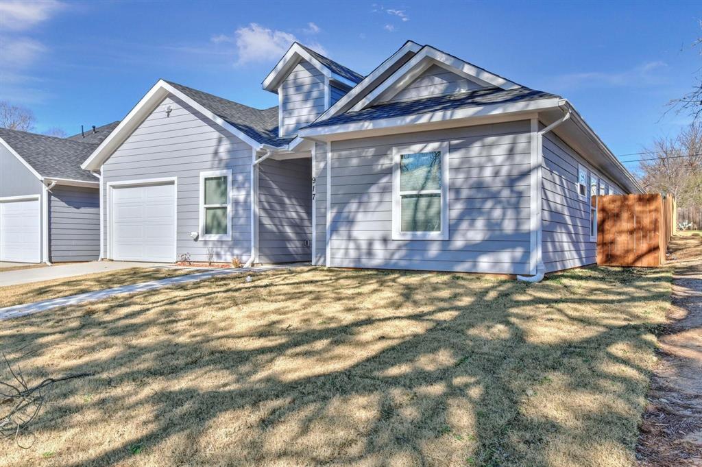 923 West Collins Street Denison, TX 75020 - Photo 2 of 20