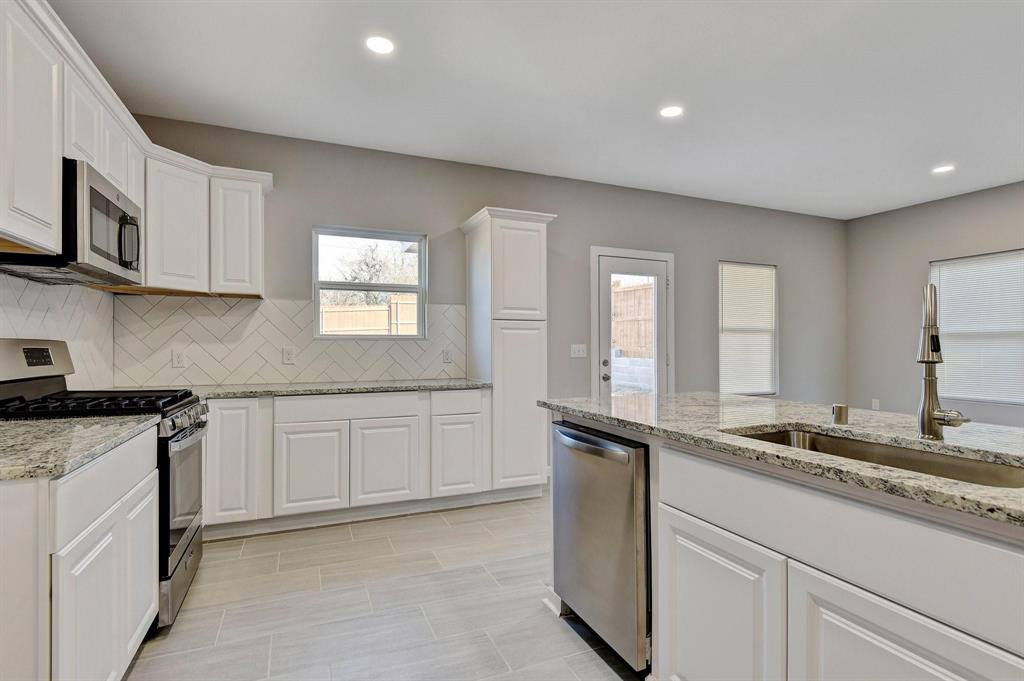 923 West Collins Street Denison, TX 75020 - Photo 8 of 20