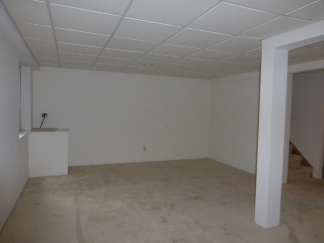 5614 Elizabeth Place, Unit 102 Rolling Meadows, IL 60008 - Photo 17 of 22 an empty room with a bench