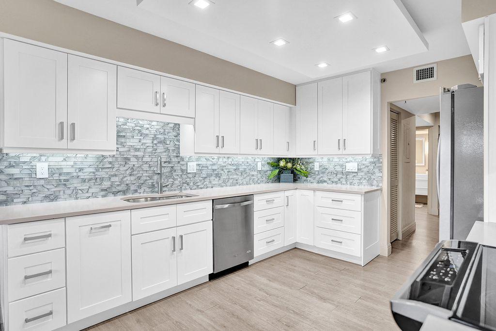 7580 Regency Lake Drive, Unit 301 Boca Raton, FL 33433 - Photo 25 of 50 DSC04686