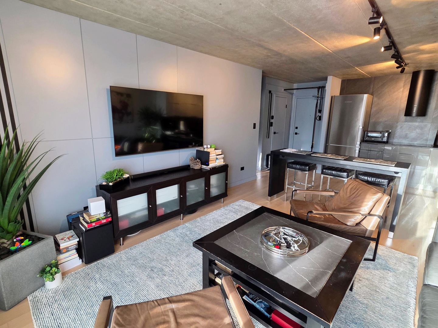 9701 North Dee Road, Unit 2G Niles, IL 60714 - Photo 4 of 18 a living room with furniture and a flat screen tv