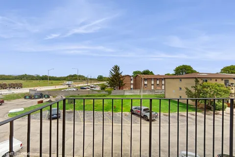 $195,000 | 4220 Bonhill Drive, Unit 3E, Arlington Heights, IL 60004