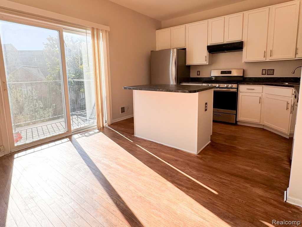 422 Cherry Orchard Road Canton, MI 48188 - Photo 5 of 6 422-cherry-orchard-05.jpg