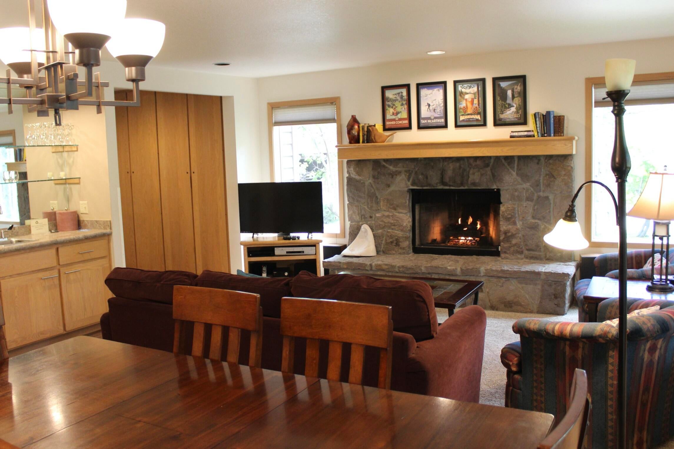 57351 Beaver Ridge Loop, Unit 19B2 Sunriver, OR 97707 - Photo 5 of 22 5-R19
