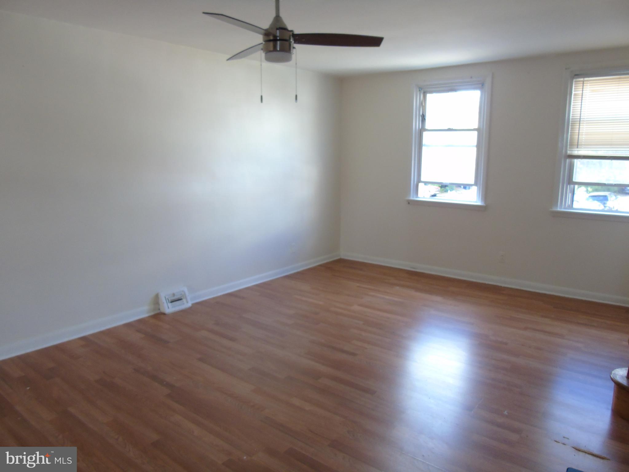 112 Botanic Court Upper Darby, PA 19082 - Photo 4 of 16 Living Room