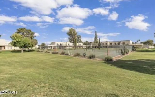 a view of a backyard