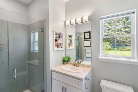 $2,850,000 | 97 Spring Close Highway, East Hampton, NY 11937